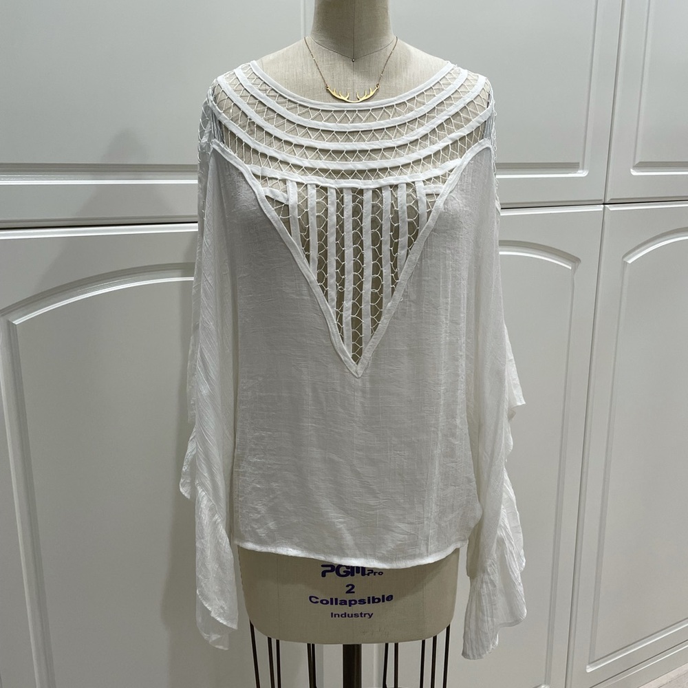 En Creme V-lace Top